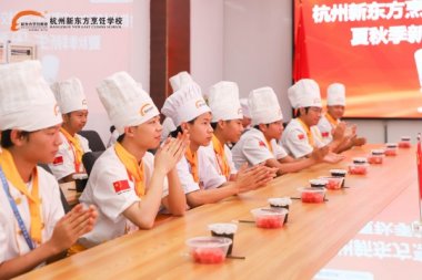 �����|����W(xu��)У�в�2025��7����W(xu��)����Ҋ���(hu��)�A�M��Ļ